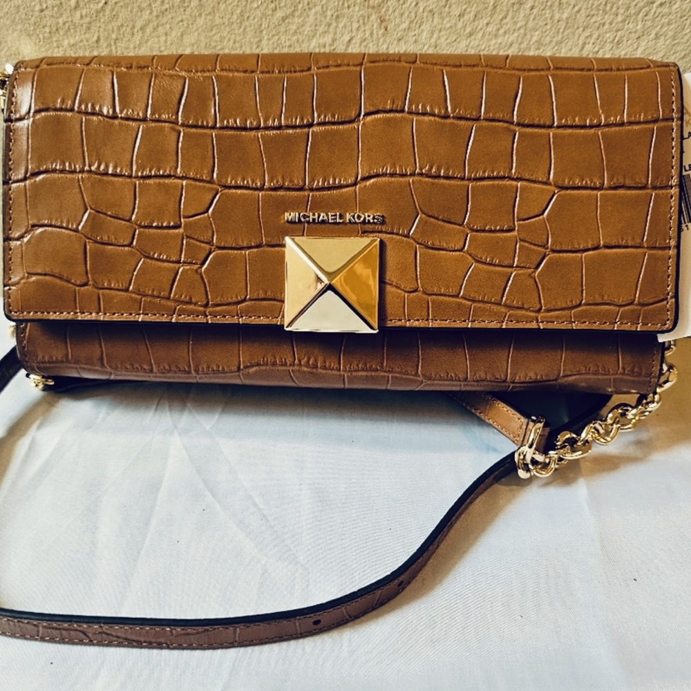 💜NWT Michael Kors lovely Leather Crossbody.